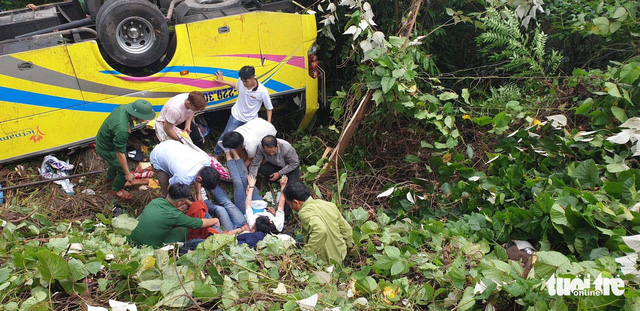 Rescuers work to bring victims to the ground. Photo: Tuoi Tre