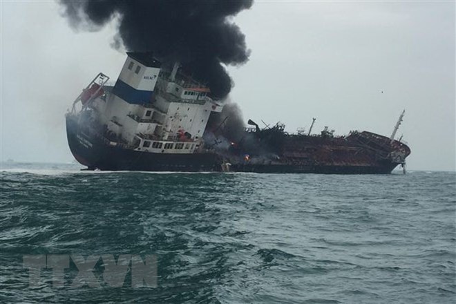 Vietnam rescues 20 crew members from burning oil tanker - Ảnh 3.