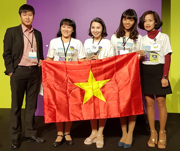  Tran Thi Thuy (center), along with four other teachers from different countries, is awarded at the Microsoft Education Exchange 2017 in Canada. Photo: Tuoi Tre