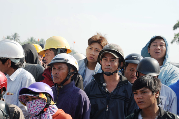 People watch the car being carried from the Hoai River in Hoi An City, central Vietnam, January 25, 2019. Photo: Tuoi Tre