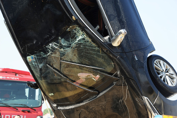 The car is pictured with a broken windscreen as it is pulled from the Hoai River in Hoi An City, central Vietnam, January 25, 2019. Photo: Tuoi Tre