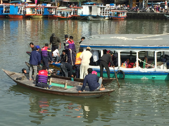 Rescue workers try to fetch the car from the Hoai River in Hoi An City, central Vietnam, January 25, 2019. Photo: Tuoi Tre