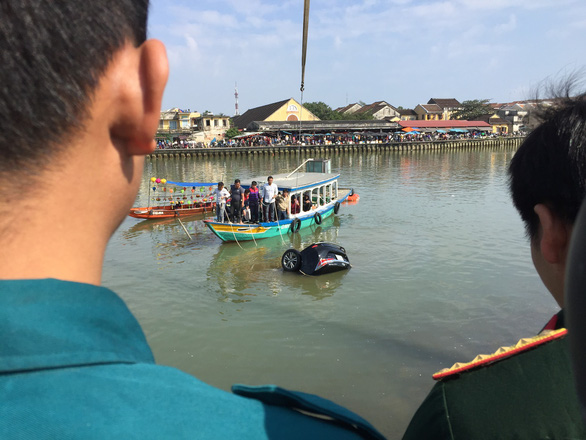 The car is lifted out of the Hoai River in Hoi An City, central Vietnam, January 25, 2019. Photo: Tuoi Tre