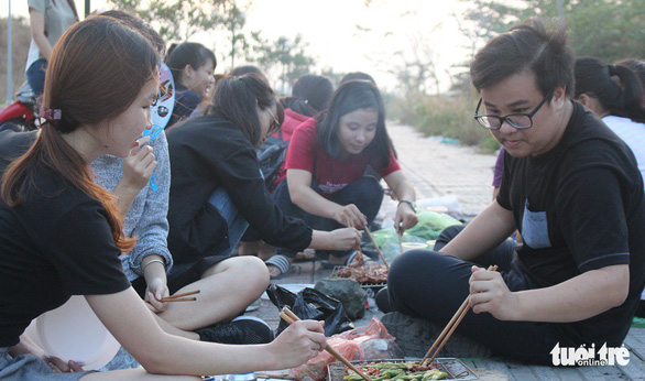 Students cook food during their year-end party at a public space in Ho Chi Minh City.  Photo: Tan Hiep / Tuoi Tre