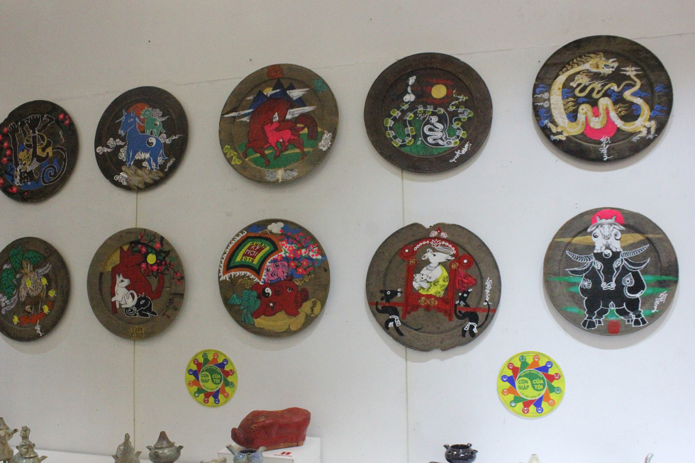 The twelve zodiac signs drawn on utensils of artist Le Tri Dung. Photo: Thien Dieu / Tuoi Tre