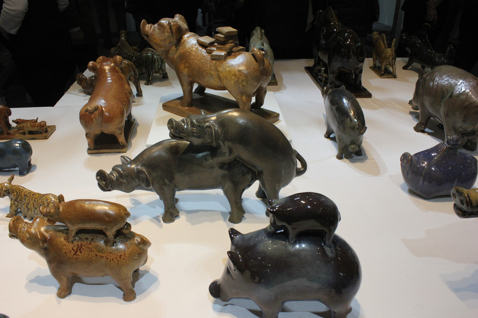 Pig figurines are seen coming from all shapes and sizes. Photo: Thien Dieu / Tuoi Tre