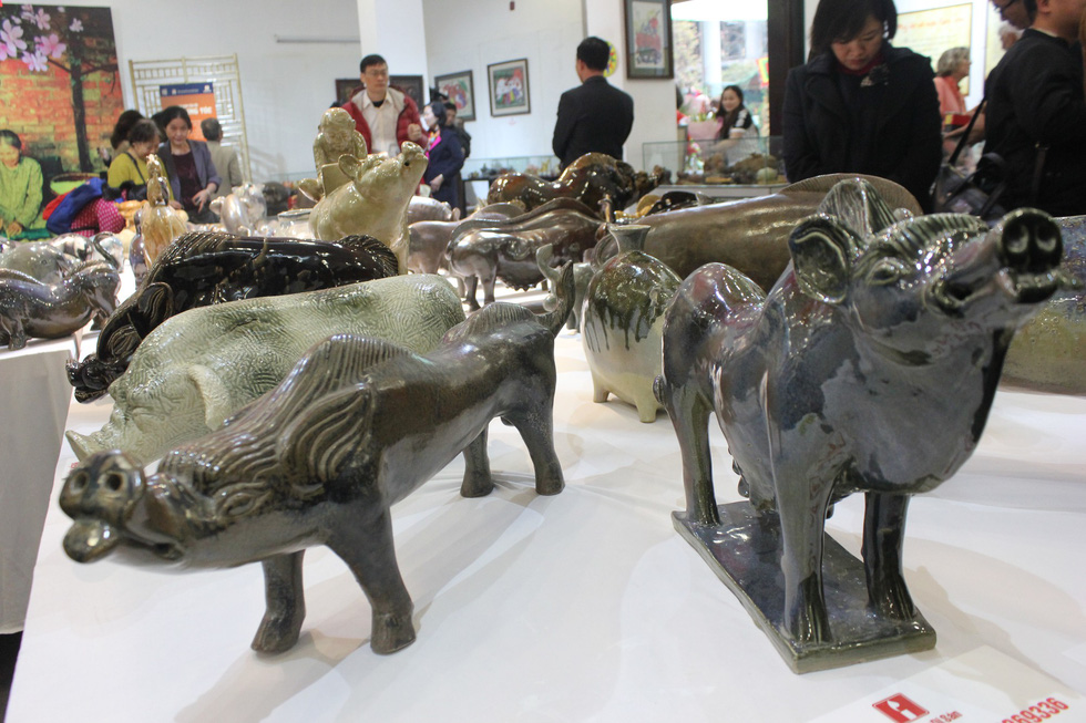 Ferocious swine bare their teeth against sightseers. Photo: Thien Dieu / Tuoi Tre