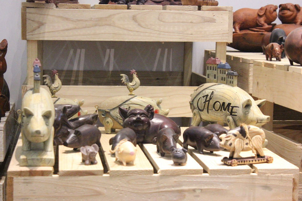 Vietnamese pigs hold a close relationship with their rooster neighbors. Photo: Thien Dieu / Tuoi Tre