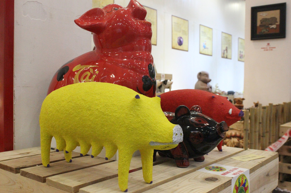 Pig sculptures of sculptor Thai Nhat Minh make a debut at the exhibition. Photo: Thien Dieu / Tuoi Tre