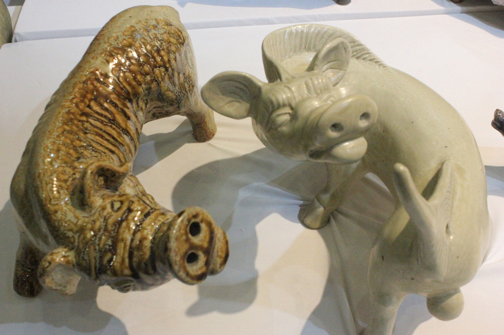 A pair of similarly looking pig statues. Photo: Thien Dieu / Tuoi Tre