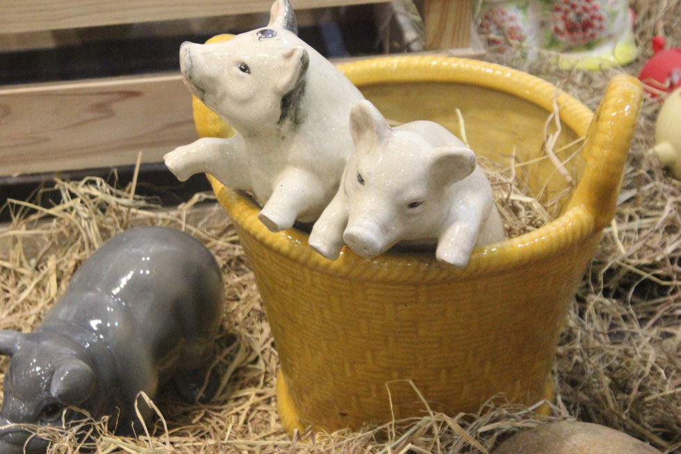 Cute piglet figurines. Photo: Thien Dieu / Tuoi Tre