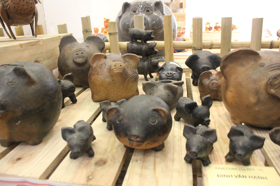 Duong Trung Quoc also puts on display piggy figurines of Dr. Dinh Van Hanh. Photo: Thien Dieu / Tuoi Tre