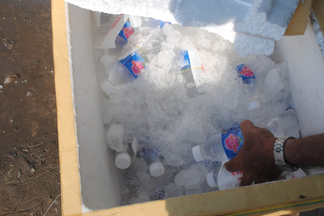 Nguyen Van Thanh’s iced bottled water is seen in a box on a road in Dong Thap Province, southern Vietnam, January 30, 2019. Photo: Thanh Nhon / Tuoi Tre