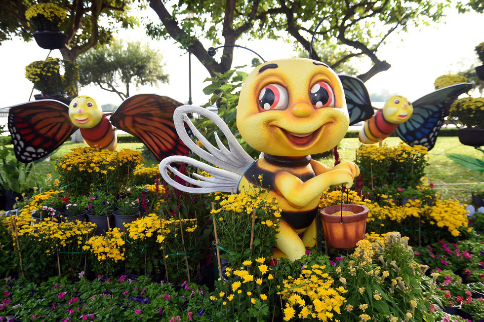 A set of decorations at Nguyen Van Tri Flower Street in Bien Hoa City, Dong Nai Province. Photo: A Loc / Tuoi Tre