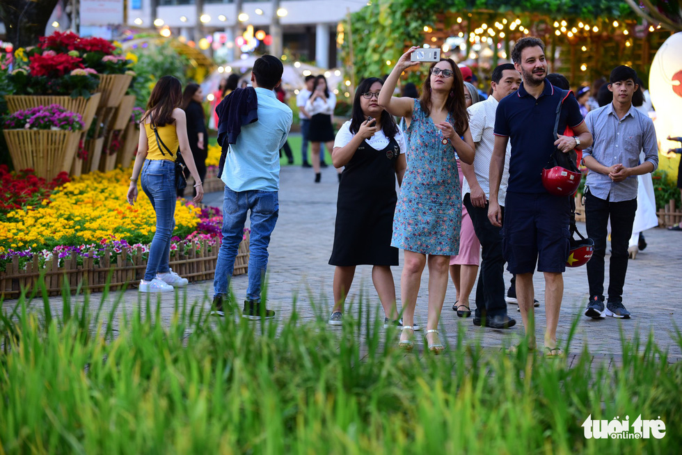 Foreigners are always intrigued by Vietnamese spring flower festivals. Quang Dinh / Tuoi Tre