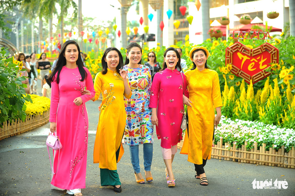 Vietnamese women often wear ao dai, the nation’s traditional clothing, to festivals like this. Quang Dinh / Tuoi Tre