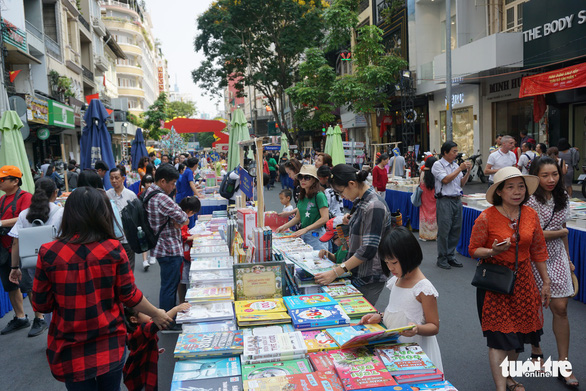  Visitors at the book street. Photo: Tuyet Kieu / Tuoi Tre