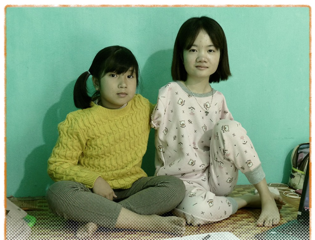 Le Thi Tham (right) and her student. Photo: Le Kien / Tuoi Tre