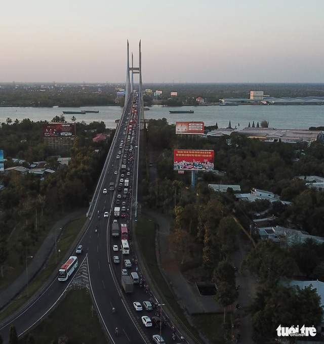 My Thuan Bridge is filled with vehicles as of 6:00 pm. Photo: Chi Quoc / Tuoi Tre