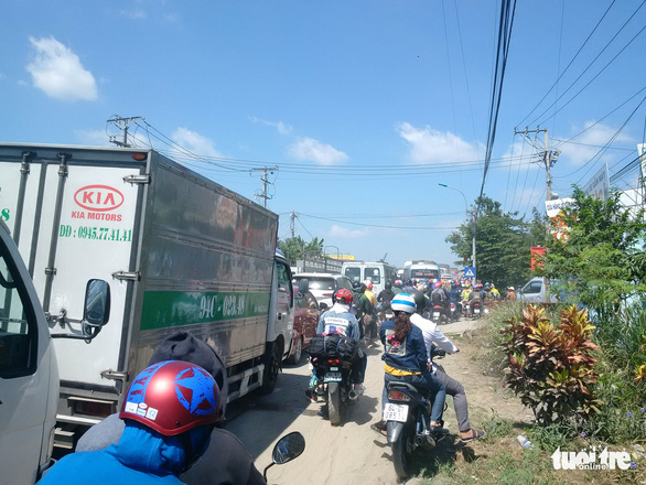 An alternative route is also congested. Photo: Chi Hanh / Tuoi Tre