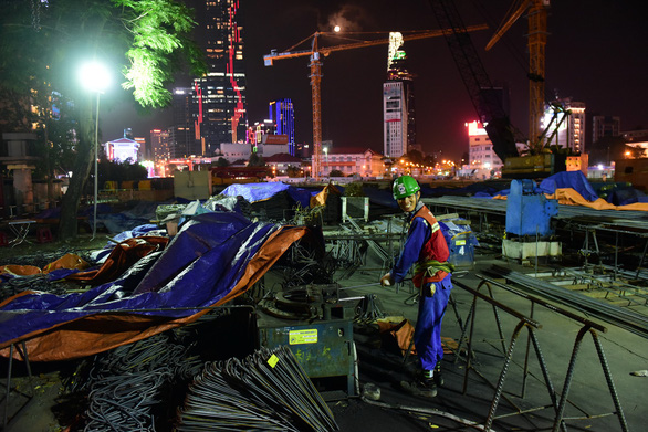 A worker is seen on duty at Ben Thanh station in District 1, Ho Chi Minh City in the evening of January 22, 2019. Photo: Quang Dinh / Tuoi Tre