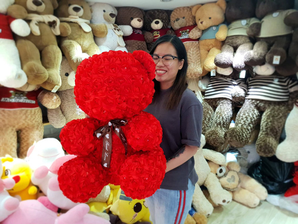 A rose teddy bear. Photo: Bong Mai / Tuoi Tre