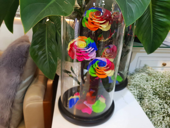 A crystal-clear bottle of eternal roses. Photo: Bong Mai / Tuoi Tre