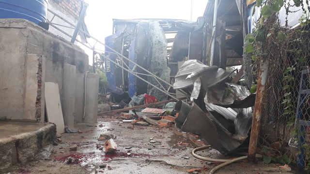 The scene at a house hit by a passenger bus in Nha Trang City, south-central Vietnam, February 14, 2019. Photo: Dinh Cuong / Tuoi Tre