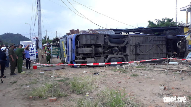 The passenger bus is seen after crashing into a house in Nha Trang City, south-central Vietnam, February 14, 2019. Photo: Thai Thinh / Tuoi Tre