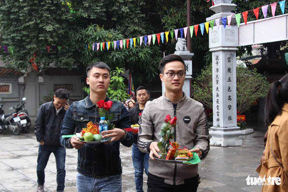 Visitors make offerings at the Ha Pagoda in Hanoi. Photo: Ha Thanh / Tuoi Tre