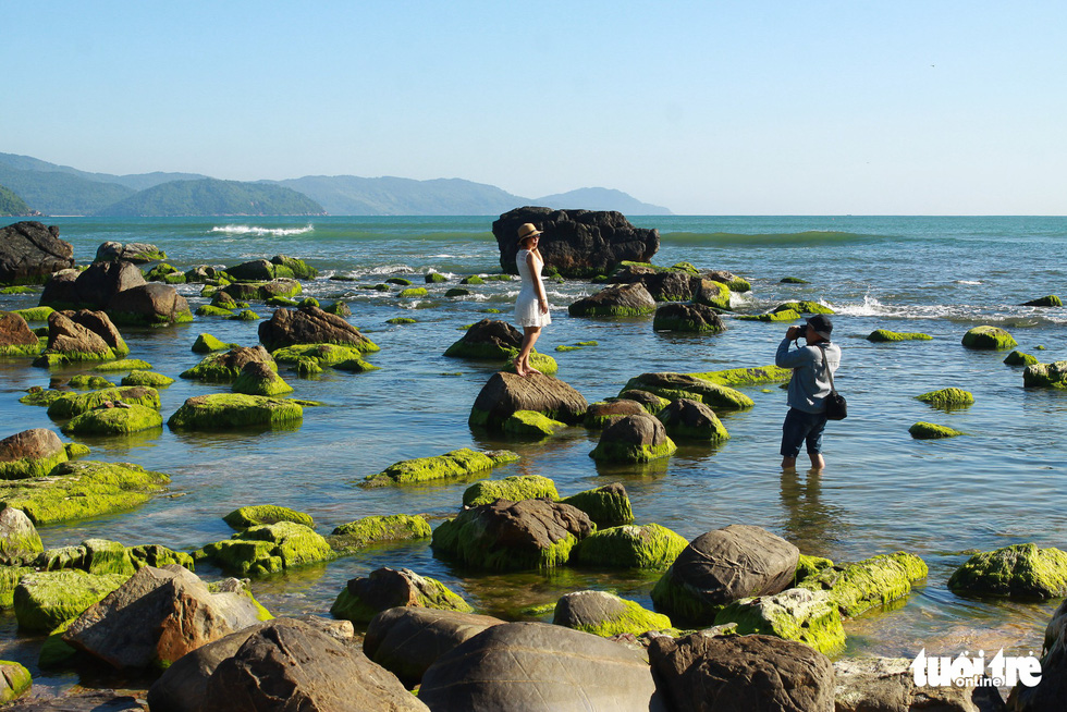 A girl poses in the natural scenery. Photo: Tan Luc / Tuoi Tre