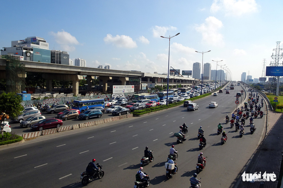 Traffic is seen on Saigon Bridge over two hours after congestion begins there, in Ho Chi Minh City, February 19, 2019. Photo: Le Phan / Tuoi Tre