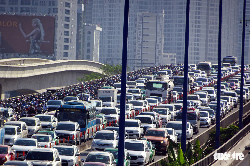 Vehicles throng Saigon Bridge in Ho Chi Minh City, February 19, 2019. Photo: Le Phan / Tuoi Tre