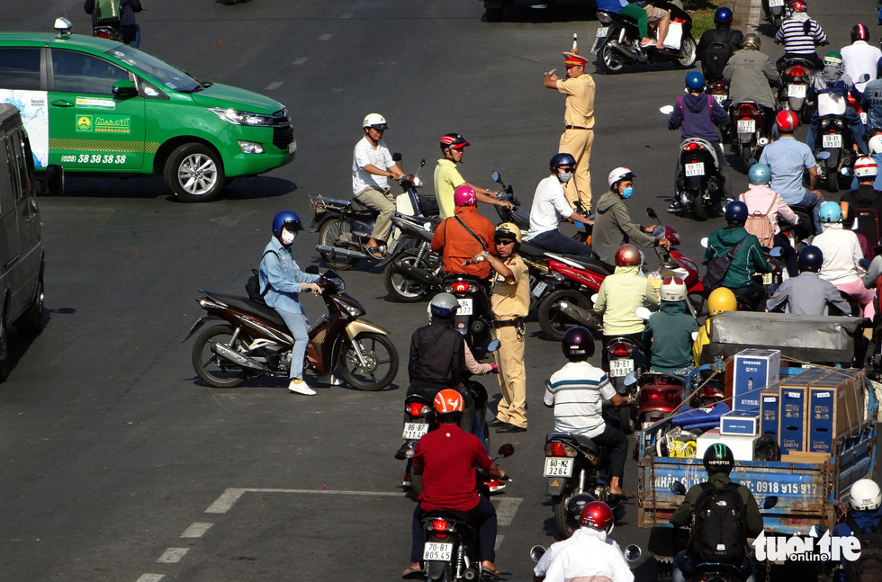 A police officer directs traffic on Dien Bien Phu Street in Ho Chi Minh City, February 19, 2019. Photo: Le Phan / Tuoi Tre