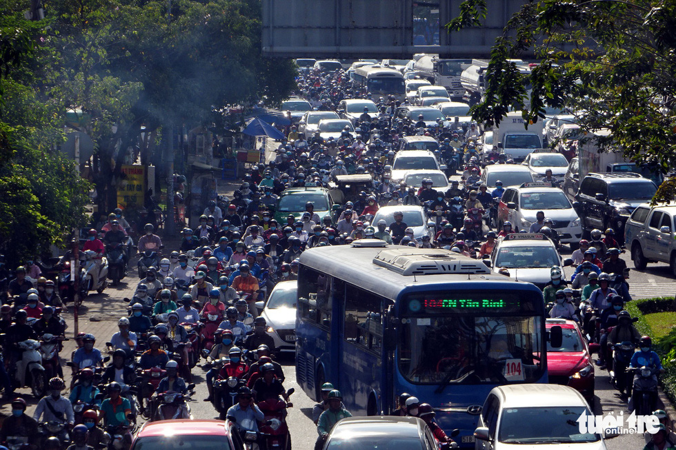 Vehicles crowd Dien Bien Phu Street in Ho Chi Minh City, February 19, 2019. Photo: Le Phan / Tuoi Tre
