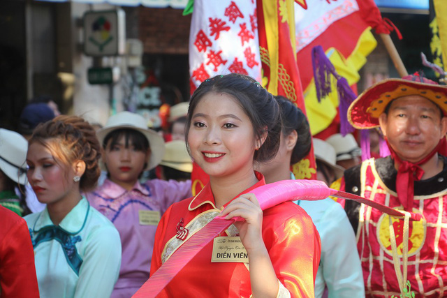 People join a street procession during the Lantern Festival celebration in Ho Chi Minh City on February 19, 2019. Photo: Chau Tuan / Tuoi Tre