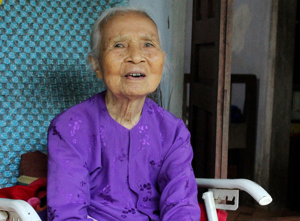 An up-close take on Vietnamese heroic mother Huynh Thi Thinh, whose entire family sacrificed during the wars.