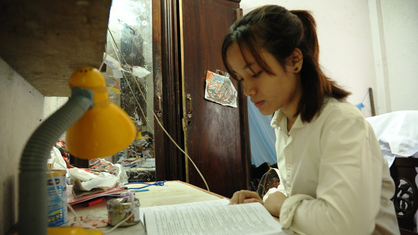 Nguyen Tran Thi Giang makes an effort to become a nurse to help people of her village. Photo: Le Trung / Tuoi Tre