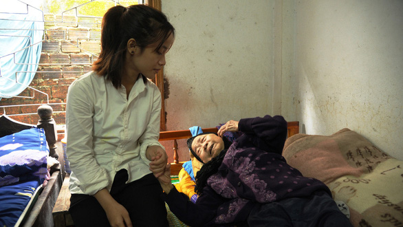 Giang takes care of her old grandmother Nguyen Thi Nen, who raised her since she was an infant. Photo: Le Trung / Tuoi Tre