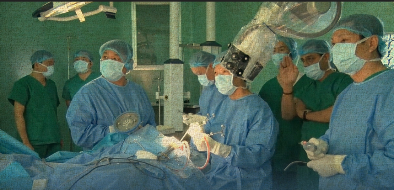 Performing Surgery Using Computer Robot-assisted surgery trending in Vietnam's major cities