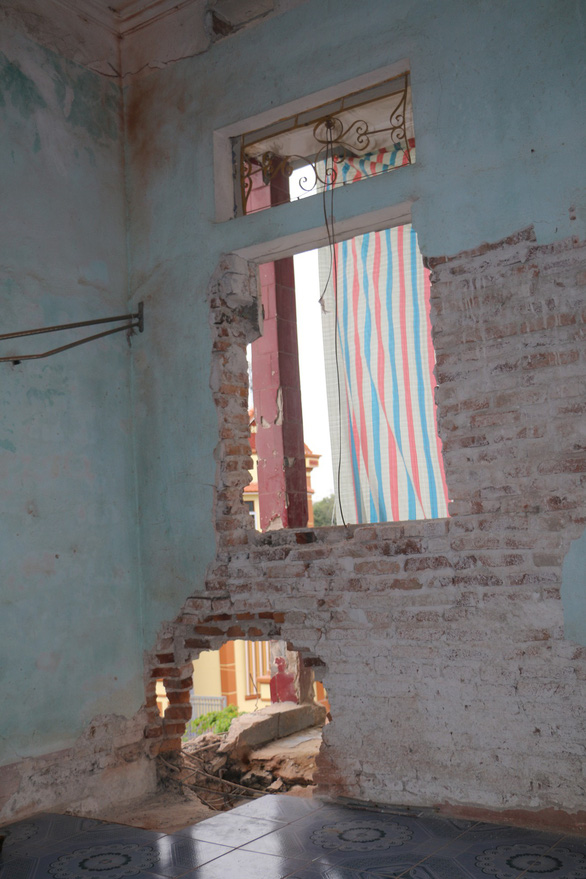 The wall is damaged following the blast made by Nguyen Huy Xo at his brother’s house in Thanh Hoa Province, northern Vietnam, on February 9, 2019. Photo: Thanh Hoa Police