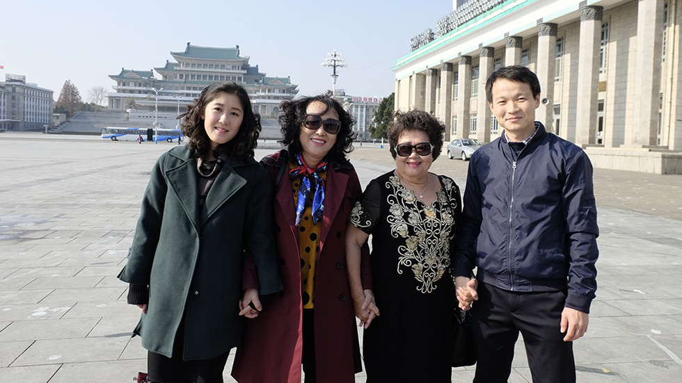 Vietnamese tourists pose for a picture in North Korea in late 2018. Photo: Nguyen Phong / Tuoi Tre
