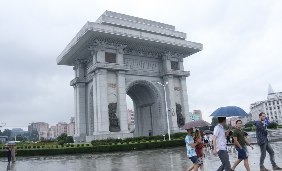 People walk at the Arch of Triumph in Pyongyang, North Korea. Photo: Thai Loc / Tuoi Tre
