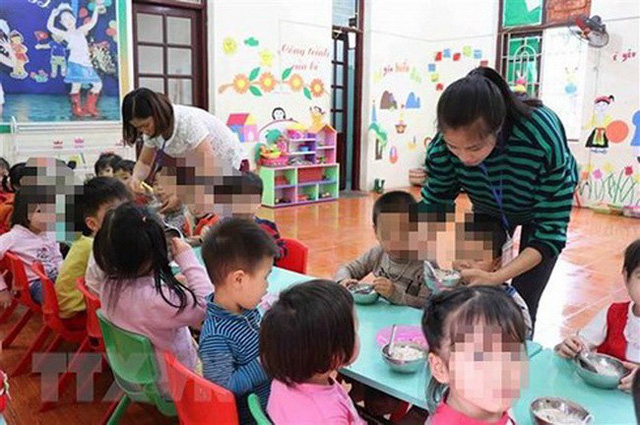  Teachers spoon-feed students at Thanh Khuong Kindergarten in Bac Ninh Province in northern Vietnam in this file photo. Photo: Vietnam News Agency