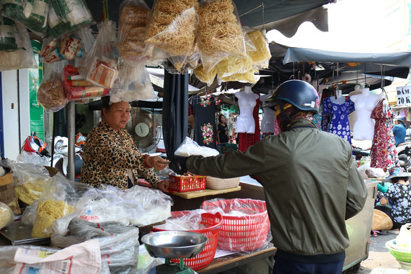  A man buys food at the market. 
