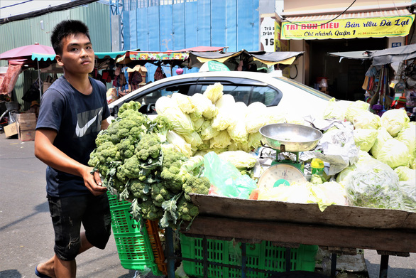  Pham Viet Quy and his vegetable at the makeshift market