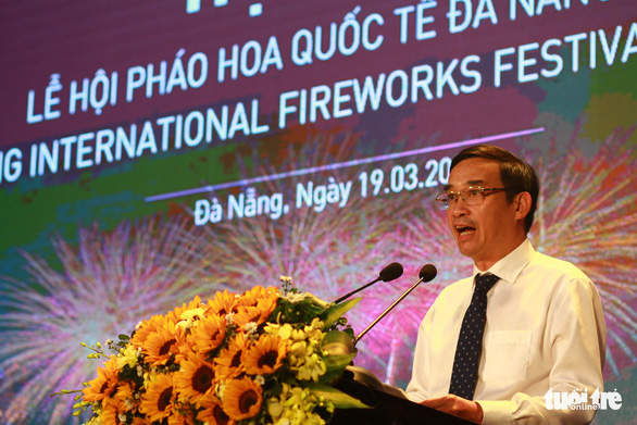 Le Trung Chinh, vice chairman of the People's Committee of Da Nang, announces the hosting of the 2019 Da Nang International Fireworks Festival at a press conference on March 19, 2019. Photo: Tan Luc / Tuoi Tre