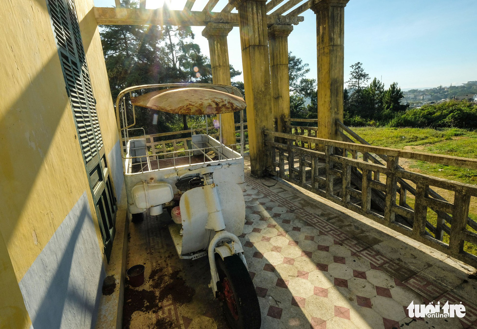A weather-worn vehicle is parked at the ‘Dinh Tinh Truong’ provincial governor’s palace in Da Lat, Vietnam. Photo: Mai Vinh / Tuoi Tre