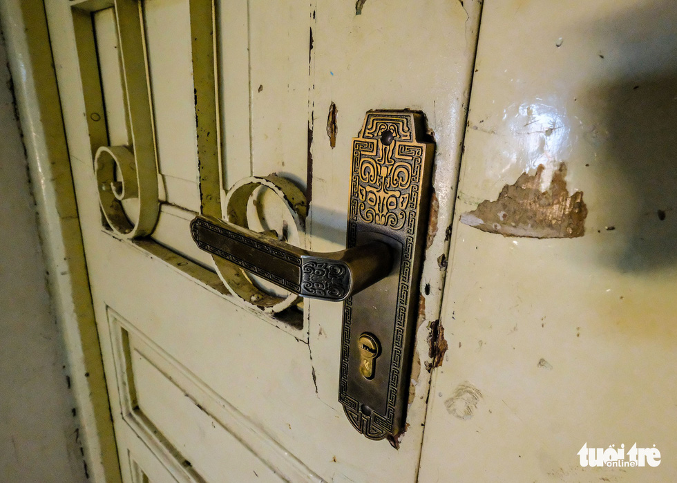 A door handle with sophisticated decorative patterns is seen inside the ‘Dinh Tinh Truong’ provincial governor’s palace in Da Lat, Vietnam. Photo: Mai Vinh / Tuoi Tre