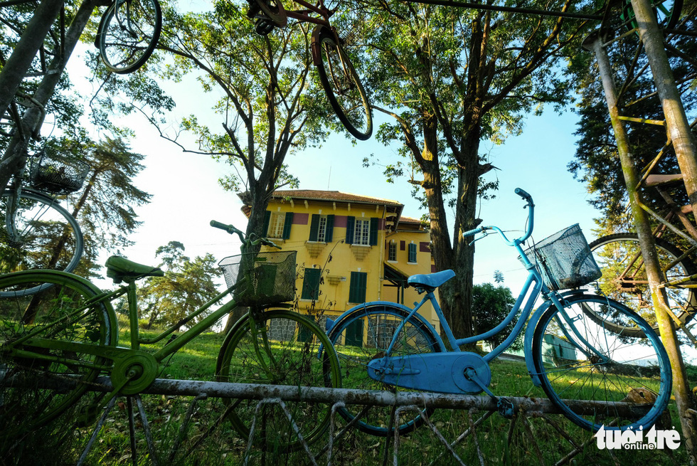Decorations from a past event are still left outside the ‘Dinh Tinh Truong’ provincial governor’s palace in Da Lat, Vietnam. Photo: Mai Vinh / Tuoi Tre